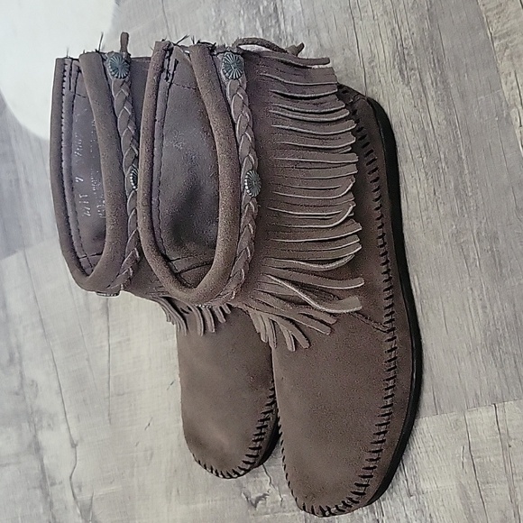 Minnetonka Women's Grey Suede Fringed High Top Back Zip Boot Size 7 - Picture 2 of 5